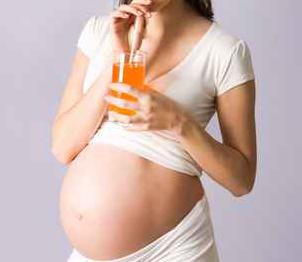 Femme enceinte buvant un soda