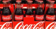 Coca-Cola vend moins mais plus cher pour compenser