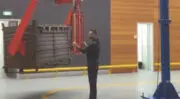 Nouveau manipulateur type pour la prise, le déplacement, le déversement et la dépose de containers métalliques