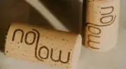 Vinventions innove avec Nomacorc nolow, le premier bouchon conçu pour les vins sans ou à faible teneur en alcool