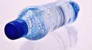 Marché français de l’eau en bouteille : Domination des eaux plates, dynamique exportatrice et nouveaux défis réglementaires