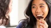 Mondelēz International et Carrefour scellent un accord inédit pour accélérer la transition durable des biscuits et du chocolat