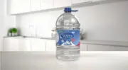 Amcor élargit son offre sur le marché des boissons avec une nouvelle poignée de transport de 38 mm