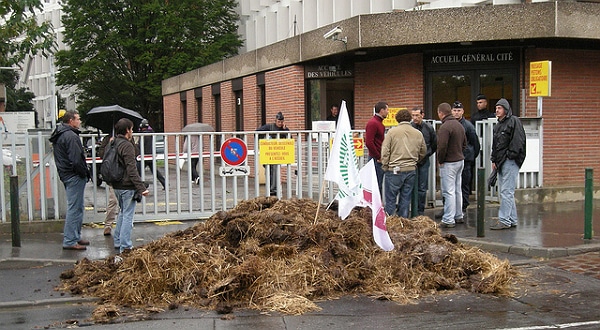 Des agriculteurs en colère déversent du fumier dans le centre-ville de Lille