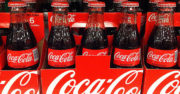 Coca-Cola vend moins mais plus cher pour compenser