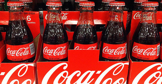 Coca-Cola vend moins mais plus cher pour compenser