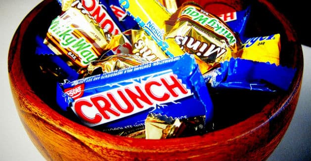 Nestlé prépare des barres chocolatées sans colorants artificiels d’ici fin 2015
