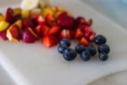 Les enfants préfèrent les fruits frais prédécoupés à la cantine