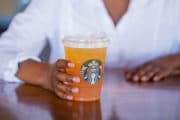 Emballage : Starbuck va remplacer ses pailles en plastique par un nouveau couvercle sans paille recyclable et des options de paille alternatives