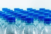 Emballages : Leclerc expérimente le recyclage des bouteilles plastiques en Occitanie