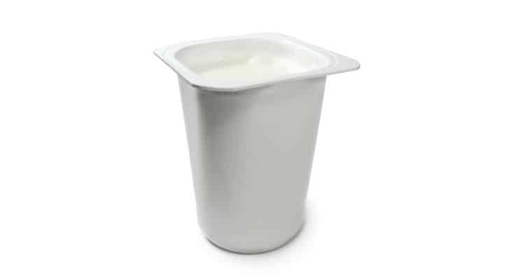 Total et Intraplás intègrent le polystyrène recyclé issu du recyclage chimique dans des pots de yaourt Yoplait