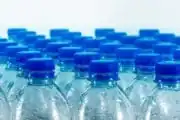 Emballages : Leclerc expérimente le recyclage des bouteilles plastiques en Occitanie