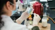 Sécurité sanitaire des aliments : L’Anses propose un outil pour hiérarchiser les dangers chimiques et biologiques