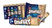 Nestlé annonce la refonte du packaging Smarties et l’habille d’emballages en papier recyclable