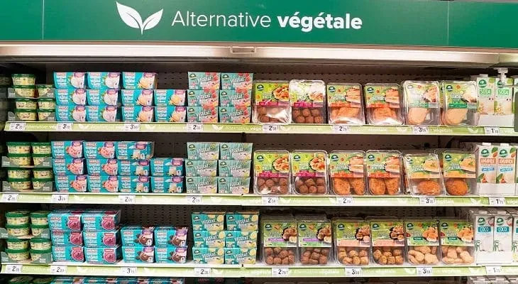Pour accélérer sur les ventes d’alternatives végétales, Carrefour lance une coalition avec 7 partenaires industriels